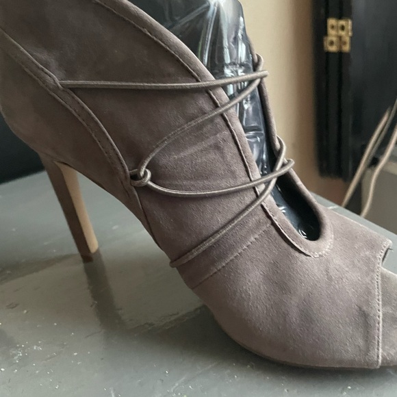 BCBG Dark Stone Suede Pumps 9M Open Toe Corrina - Picture 2 of 10